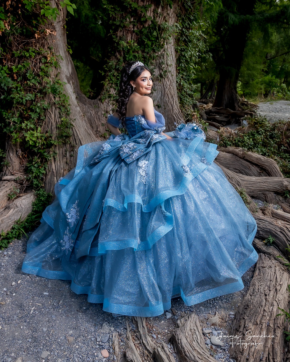 Allison con su vestido azul en el bosque